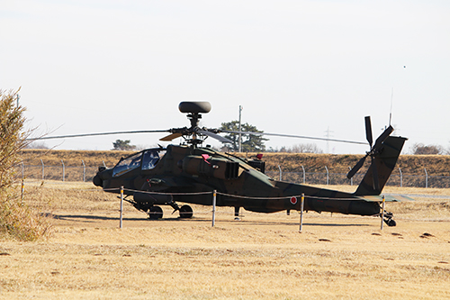 習志野駐屯地・第1空挺団演習場に駐機中のAH-64Dアパッチ・ロングボウ