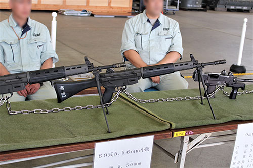 航空学校霞ヶ浦校展示の89式5.56mm小銃と9mm機関けん銃