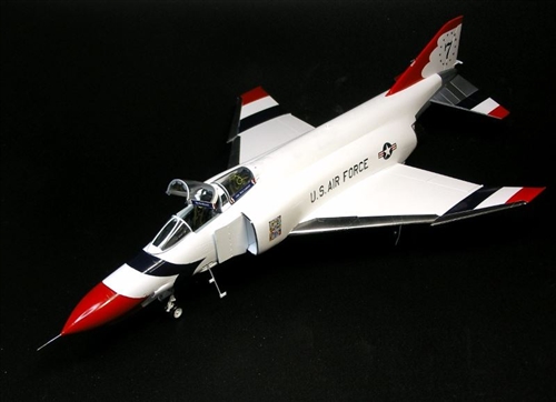 サンダーバーズ塗装のF-4E ファントムII の模型