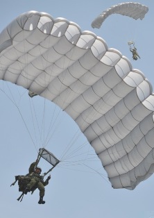 第１空挺団自由降下傘MC-4での降下